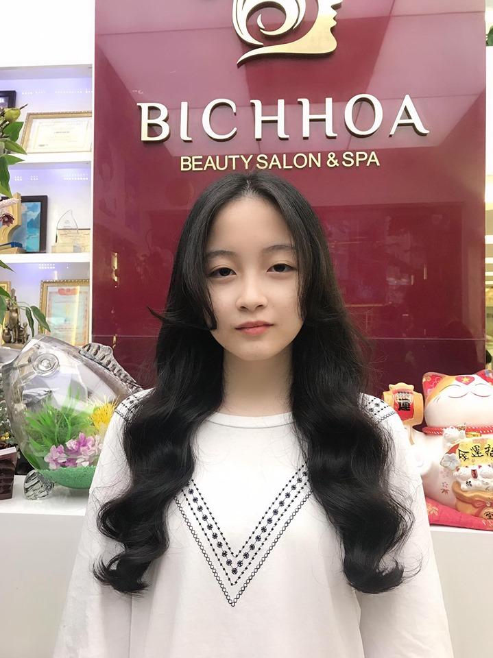 Tóc xoăn sóng nước, dài, Hàn Quốc, phong cách: Tóc xoăn sóng nước dài được coi là một phong cách tóc đầy nữ tính và quyến rũ tại Hàn Quốc. Hình ảnh liên quan sẽ cho bạn thấy được những kiểu tóc xoăn sóng nước dài đẹp và phong cách nhất. Hãy xem hình ảnh này để có thể lựa chọn được phong cách tóc ưng ý cho chính mình.